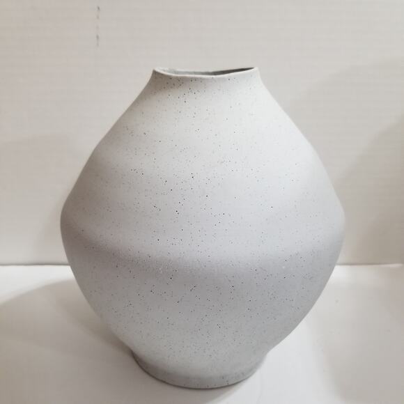 Textured terracotta vase made in Portugal about 22cm tall - Picture 5 of 14